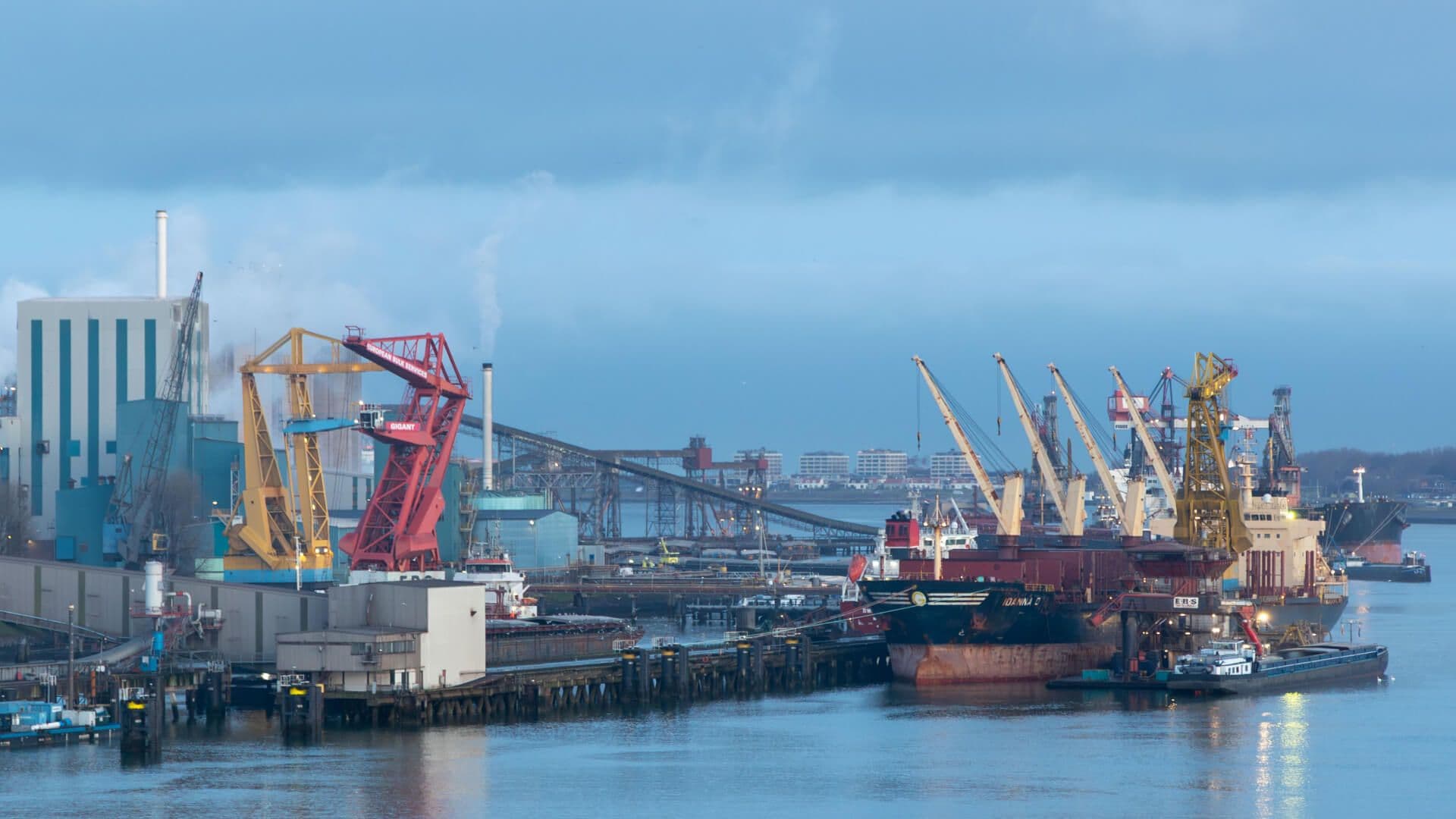 port-terminal-material-handling.jpg
